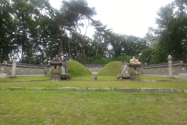 서울 도봉구 방학동에 있는 연산군의 묘. 앞에서 봤을 때 왼쪽이 연산군, 오른쪽은 폐위된 왕비 거창군부인 신 씨의 묘다. 사적 제362호로 지정돼 있다.  문화재청 제공