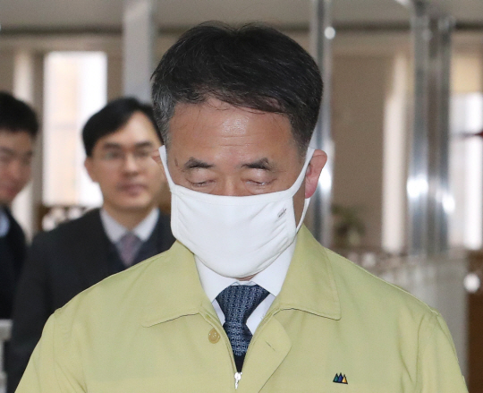박능후 중앙재난안전대책본부 1차장(보건복지부 장관)이 9일 오전 정부세종청사에서 면마스크를 착용한 채 회의에 참석하고 있다. 연합뉴스