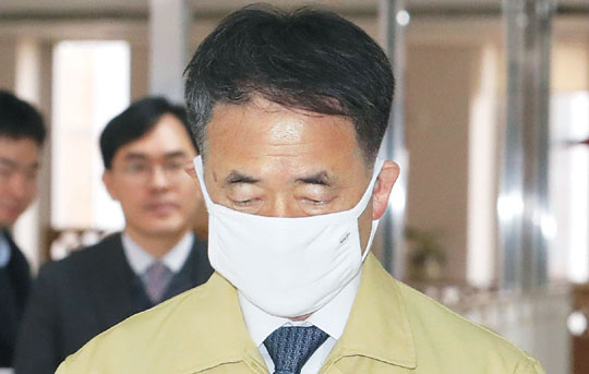 박능후 중앙재난안전대책본부 1차장(보건복지부 장관)이 9일 오전 정부세종청사에서 면마스크를 착용한 채 회의에 참석하고 있다. 연합뉴스