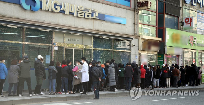 (전주=연합뉴스) 8일 오전 전북 전주시의 한 약국 앞으로 시민들이 공적 마스크를 구매하려고 길게 줄을 서 있다. 2020.3.8