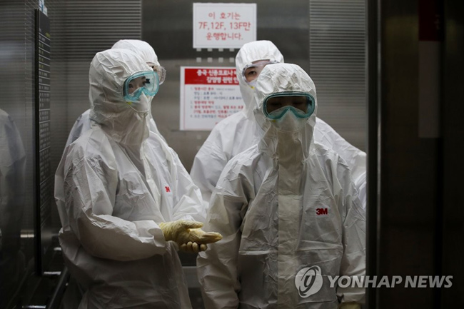 (서울=연합뉴스) 신종 코로나바이러스 감염증(코로나19) 전담병원으로 지정된 서울 중랑구 서울의료원 상황실에서 방호복을 입은 의료진이 승강기에 올라 음압병실로 이동하고 있다.