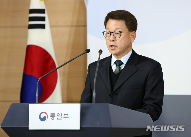 [서울=뉴시스] 여상기 통일부 대변인이 17일 오전 서울 종로구 정부서울청사에서 정례브리핑을 하고 있다. 2020.02.17.