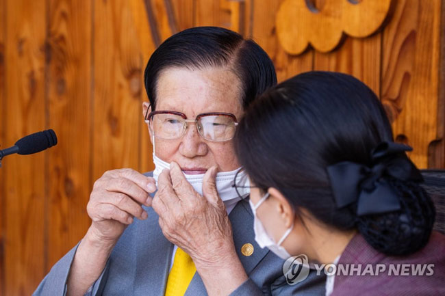 지난 2일 경기도 가평군 신천지예수교 증거장막성전(신천지) 평화의 궁전에서 열린 기자회견에서 이만희 총회장이 관계자를 통해 취재진 질문을 듣고 있다. [연합뉴스 자료 사진]