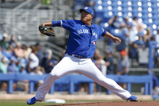 토론토 블루제이스의 류현진이 10일 오전(한국시간) 미국 플로리다주 더니든 TD볼파크에서 열린 탬파베이 레이스와의 미국프로야구 메이저리그 시범경기에 선발 등판해 1회 초 마운드에서 공을 던지고 있다.  USA투데이연합뉴스