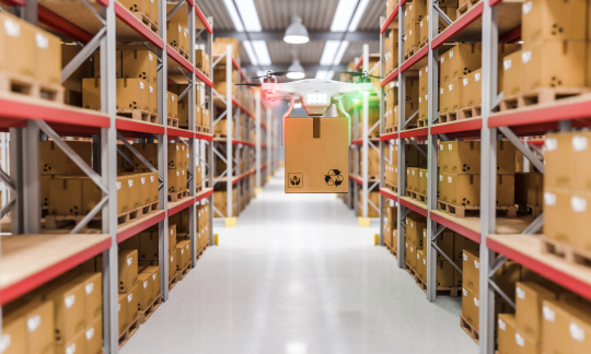 드론이 물류 저장 창고에서 상품을 나르고 재고조사를 하고 있다. 드론이 단순 배송뿐 아니라 대규모 물류운영에도 활용될 날이 머지않았다. 게티이미지뱅크