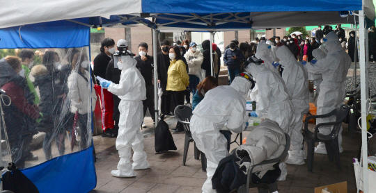 10일 오전 서울 구로구 신도림동 코리아빌딩 1층에 마련된 선별진료소가 신종 코로나바이러스 감염증(코로나19) 검사를 받기 위해 찾아온 입주 직원들로 붐비고 있다. 건물 11층에 위치한 보험사 콜센터의 직원과 교육생, 가족 등 최소 54명이 이날 오전까지 확진 판정을 받았다.  신창섭 기자