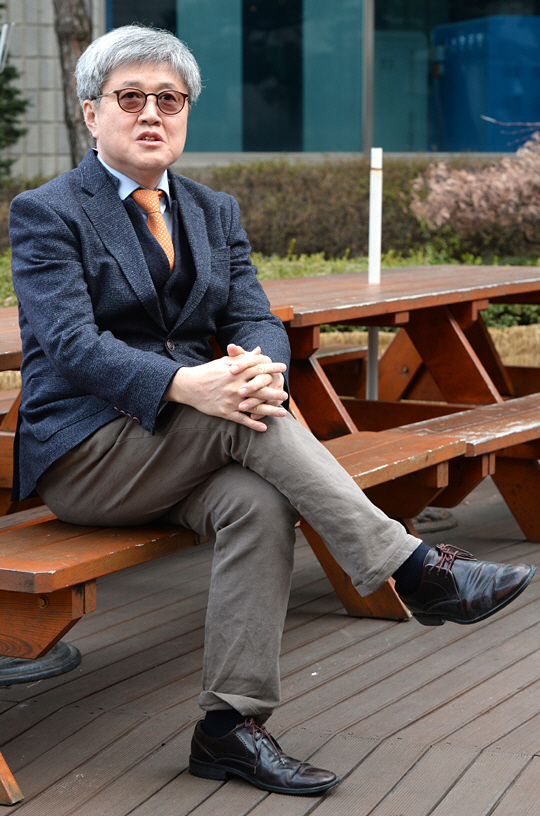 유경준(한국기술교육대 교수) 한국노동경제학회장이 지난 8일 덕수궁 돌담길에 있는 벤치에 앉아 신종 코로나바이러스 감염증(코로나19)이 한국 경제에 미친 악영향과 이를 막기 위한 대책 등에 대한 의견을 밝히고 있다. 유 학회장은 “전염병 창궐로 한국 경제가 위기를 맞은 상황에서 ‘재난 기본소득’ 도입 같은 정치적 슬로건(구호)을 주장하는 것은 불필요한 논쟁을 유발할 뿐”이라고 비판했다. 곽성호 기자