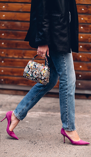 지난 2월 5∼12일 열린 뉴욕패션위크에서 포착된 지미추 구두와 마들렌 백을 든 한 인플루언서의 모습.  지미추 제공