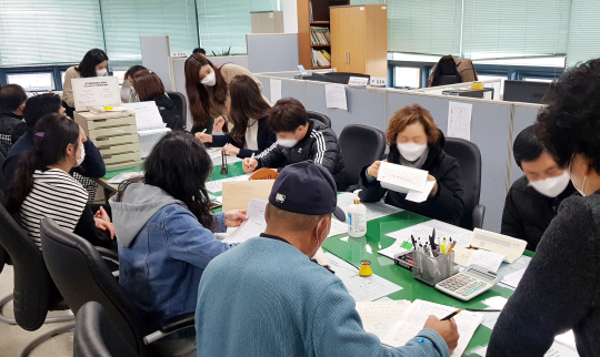 신종 코로나바이러스 감염증(코로나19) 확산으로 어려움에 처한 소상공인들이 최근 소상공인시장진흥공단 제주센터에서 경영안정자금을 신청하기 위해 서류를 작성하거나 안내문을 읽어보고 있다. 소상공인시장진흥공단 제공