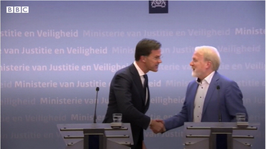마르크 뤼터(왼쪽) 네덜란드 총리가 10일 기자회견에서 악수를 하지 않겠다고 선언한 직후 야프 판 디젤 공중보건연구소 감염국장과 악수를 하고 있다. BBC방송 캡처