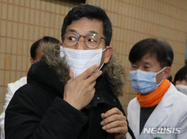 [서울=뉴시스]진중권 전 동양대 교수가 9일 오후 서울 여의도 영등포구 하이서울유스호스텔에서 열린 안철수와 함께 만드는 신당 발기인대회 2부 행사로 열린 강연 “무너진 정의와 공정의 회복”에 참석해 마스크를 쓰고 있다. 2020.02.09.