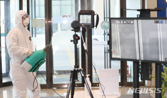 [세종=뉴시스]신종 코로나바이러스 감염증(코로나19) 확진자 3명이 추가 발생한 정부세종청사에서 11일 오전 방역당국이 농림축산식품부와 해양수산부에 대해 소독작업을 벌이고 있다. 2020.03.11.