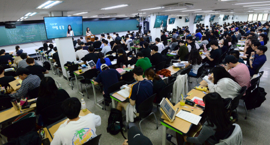 우리 사회에서 개인은 어려서부터 시험을 통한 선발과 경쟁에 익숙해져, 결국 ‘시험인간’이 보통의 삶인 양 받아들인다. ‘시험 너머를 상상’하는 게 필요하다. 사진은 공무원 시험 학원의 강의 모습.  자료사진