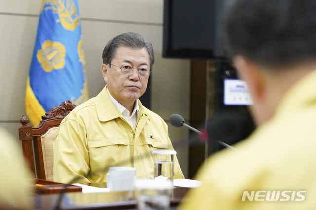 [서울=뉴시스]문재인 대통령이 21일 오전 청와대 여민관에서 코로나19 대응 관련 긴급 보고를 받고 있다. (사진=청와대 제공) 2020.02.21.