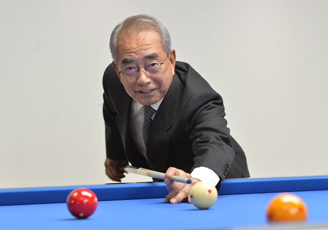 김영수 프로당구협회(PBA) 총재가 지난 9일 서울 강남구 논현동 PBA스퀘어에서 인터뷰 도중 잠시 짬을 내 당구 자세를 취하고 있다.