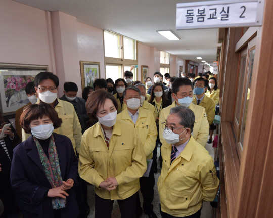 코로나19 확산 억제를 위한 추가 개학 연기 목소리가 일고 있는 가운데 유은혜 부총리 겸 교육부 장관이 12일 오전 경기 수원시 매탄초등학교에서 돌봄교실을 살펴보고 있다.  연합뉴스