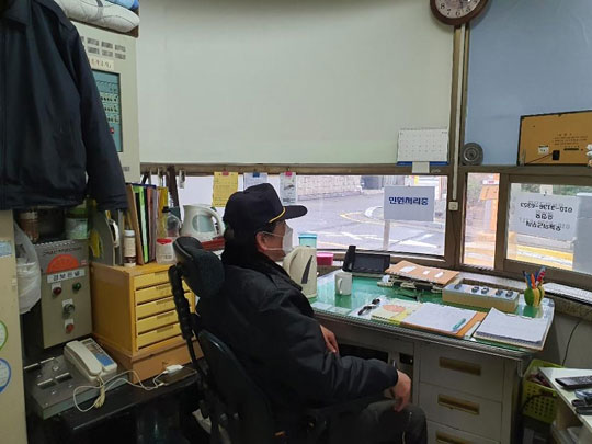 마스크 쓰고 사무실에 앉아 있는 경비원[촬영 권희원]