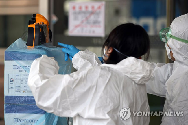 (서울=연합뉴스) 박동주 기자 = 지난 13일 오전 코로나19 확진자가 무더기로 발생한 서울 구로구 신도림동 코리아빌딩 앞에서 구청