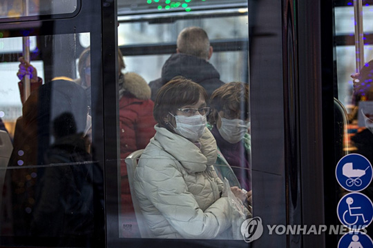 (로마 EPA=연합뉴스) 유럽 내 신종 코로나바이러스(코로나19) 확산 거점으로 지목된 이탈리아 수도 로마에서 4일(현지시간) 한 여성이 마스크를 쓴 채 버스에 탑승해 있다.