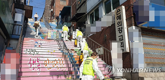 (성남=연합뉴스) 15일 경기 성남시가 신종 코로나바이러스 감염증(코로나19) 추가 확진자가 나온 수정구 양지동 은혜의 강 교회 주변을 소독하고 있다.2020.3.15[성남시 제공. 재판매 및 DB금지]