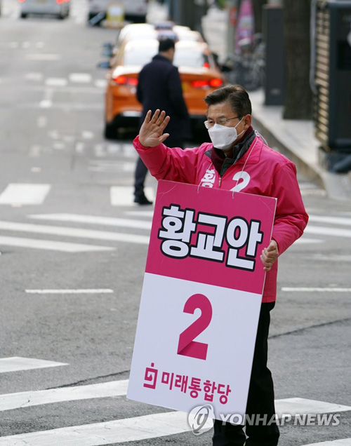 (서울=연합뉴스) 21대 총선에서 서울 종로에 출마하는 미래통합당 황교안 대표가 지난 13일 오전 종로구 사직동에서 출근길 시민들에게 인사하고 있다. [황교안 측 제공. 재판매 및 DB 금지]