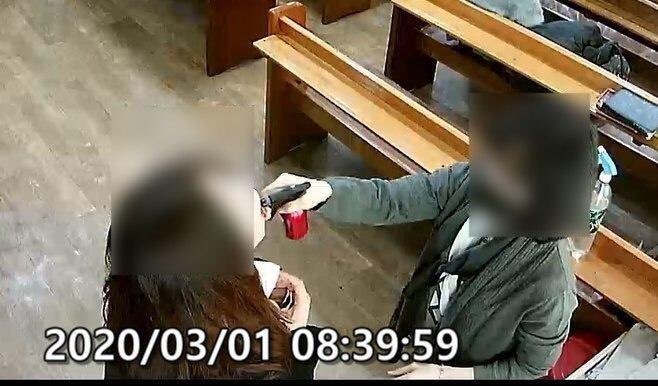 성남 은혜의강 교회, 소금물 스프레이 분사 장면 [경기도 제공 자료사진. 재판매 및 DB 금지]