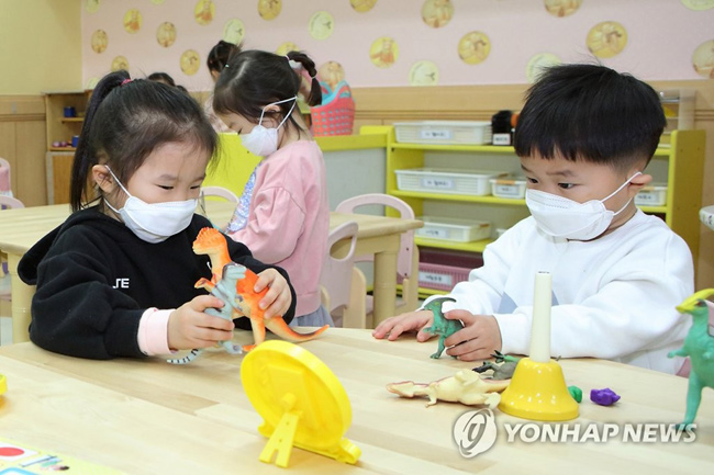 (인제=연합뉴스) 11일 강원 인제군에서 긴급 지원한 아동용 마스크를 착용한 어린이들이 어린이집에서 안전한 생활을 하고 있다. 코로나19 확산 방지를 위해 3천400장의 KF94 소형 마스크를 확보한 인제군은 지역 내 유치원, 어린이집 아동들에게 매일 1장씩 지원한다. 2020.3.11 [인제군 제공.재판매 및 DB 금지]