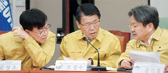 김상조(왼쪽부터) 청와대 정책실장과 은성수 금융위원장, 강기정 청와대 정무수석이 18일 오전 국회에서 열린 신종 코로나바이러스 감염증(코로나19) 대책 당정청 회의에서 대응방안 등을 논의하고 있다.  김선규 기자