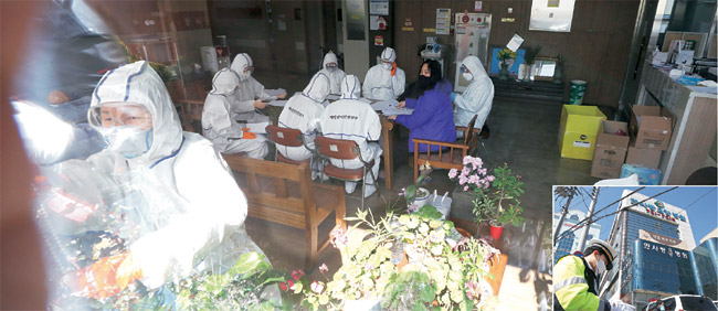 18일 오전 신종 코로나바이러스 감염증(코로나19) 확진자가 대규모로 발생한 대구 서구 한사랑요양병원에서 방역복을 입은 병원 관계자들(큰 사진)이 모여 있다. 작은 사진은 이날 코호트 격리에 들어간 해당 병원에 대해 경찰이 출입을 통제하는 모습. 뉴시스 연합뉴스