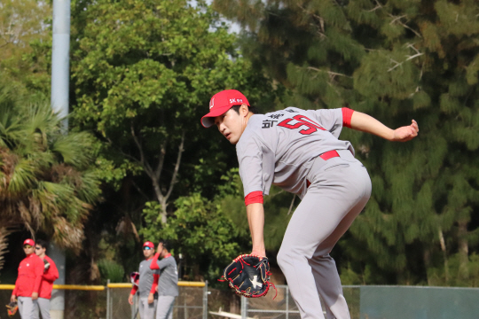 SK 언더핸드 투수 박종훈이 지난달 미국 플로리다주 베로비치의 재키 로빈슨 스포츠 콤플렉스 스프링캠프에서 훈련하고 있다.  SK 제공