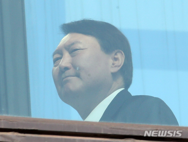 [서울=뉴시스] 윤석열 검찰총장이 지난달 18일 서울 서초구 대검찰청에서 구내식당으로 향하고 있다. 2020.02.18.