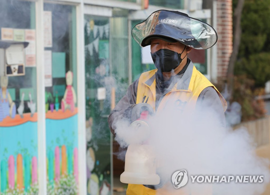 (서울=연합뉴스) 종로구 창신3동 새마을 방역 관계자가 18일 오전 서울 종로구의 한 어린이집에서 신종코로나바이러스 감염증(코로나19) 확산 방지를 위한 방역을 하고 있다. 2020.3.18