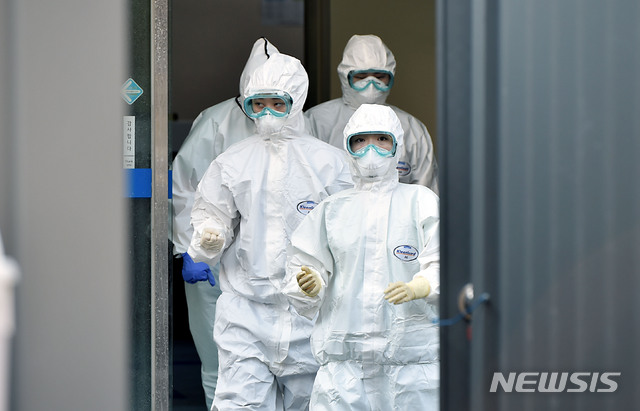 [대구=뉴시스] 신종 코로나바이러스 감염증(코로나19) 지역거점병원인 18일 오전 대구 중구 계명대학교 대구동산병원에서 근무 교대를 하기 위해 의료진이 병동에서 나오고 있다. 2020.03.18.