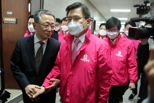 황교안(가운데) 미래통합당 대표가 19일 오전 국회 본관 통합당 대표실에서 나오자 공천에서 탈락한 김재경(왼쪽) 의원이 황 대표의 손을 잡고 말을 걸고 있다. 김선규 기자