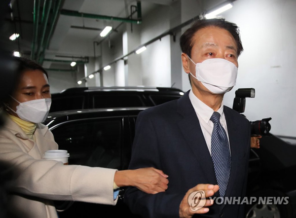 (서울=연합뉴스) 미래한국당 한선교 대표가 19일 서울 영등포구 당사에 도착, 비례대표 공천에 항의하는 미래통합당 중앙위원회 관계자들을 피해 지하주차장 엘리베이터로 향하고 있다.