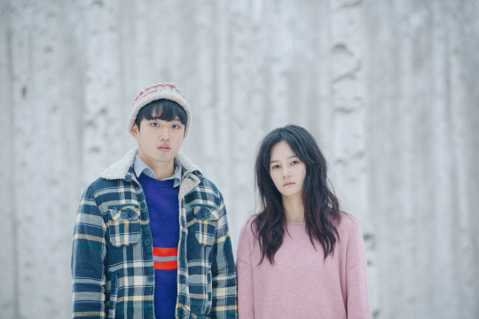 연극 ‘렛미인’에서 주인공 역을 맡은 이예은(오른쪽)과 박재석이 포즈를 취했다.   신시컴퍼니 제공