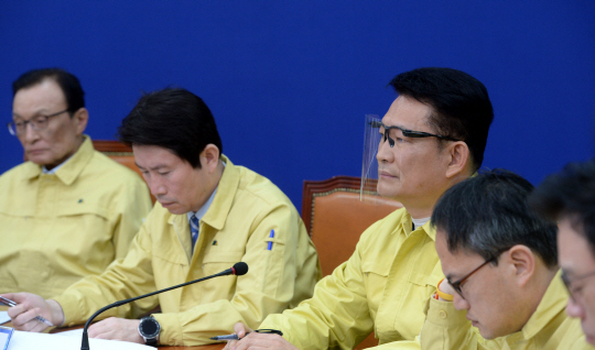 20일 오전 국회에서 열린 더불어민주당 21대 국회의원 총선거 중앙선거대책위원회·코로나19국난극복위원회 연석회의에서 송영길(왼쪽 세 번째) 공동선거대책위원장이 신종 코로나바이러스 감염증(코로나19) 예방을 위해 투명 보호막을 쓴 채 참석자들의 발언을 듣고 있다. 왼쪽부터 이해찬 대표, 이인영 원내대표, 송 위원장, 박주민 최고위원. 김선규 기자