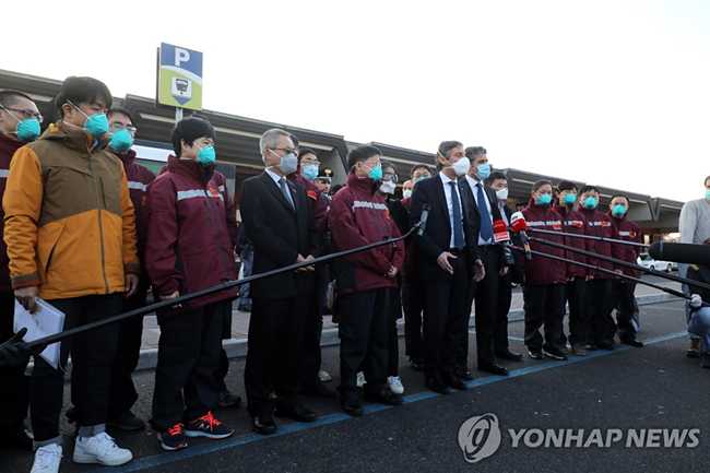 (밀라노 EPA=연합뉴스) 중국 의료진이 신종 코로나바이러스 감염증(코로나19)으로 유럽 국가 중 가장 큰 타격을 받고 있는 이탈리아 지원을 위해 18일(현지시간) 밀라노 말펜사 공항에 도착, 취재진 만나고 있다.
