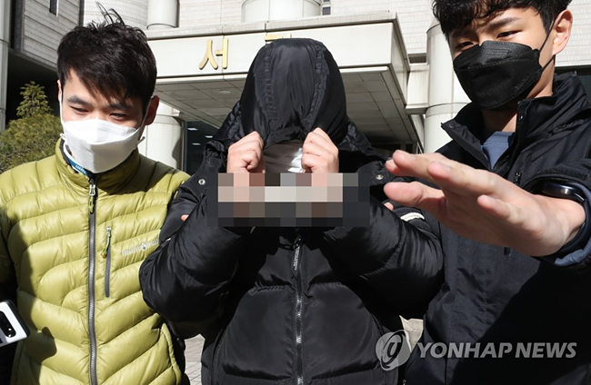 (서울=연합뉴스) 김주성 기자 = 미성년자 등을 협박해 성 착취물을 찍게 하고 이를 모바일 메신저 텔레그램에서 유포한 혐의로 구속영장이 신청된 20대 남성 A씨가 19일 오후 서울 서초동 서울중앙지법에서 영장실질심사를 받은 뒤 법정에서 나오고 있다. A씨가 텔레그램에서 유료로 운영한 이른바 ‘박사방’이라는 음란 채널에는 미성년자 등 여러 여성을 상대로 한 성 착취 영상과 사진이 다수 올려졌다.
