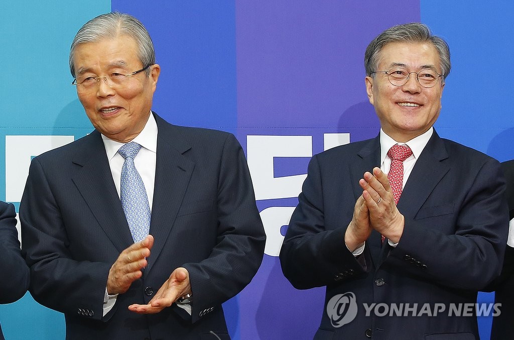 (서울=연합뉴스) 황광모 기자 = 더불어민주당 선거대책위원장직을 수락한 김종인 전 의원과 문재인 대표가 15일 오전 국회에서 열린 기자회견에서 활짝 웃으며 박수치고 있다. 2016.1.15