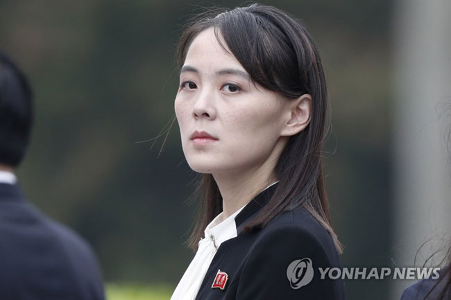 사진은 지난 2019년 3월 2일 김정은 북 국무위원장 베트남 방문 당시 호찌민 묘 참배를 수행한 김여정의 모습. 2020.3.4 [연합뉴스 자료사진]