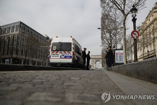 (파리 AP=연합뉴스) 프랑스 정부가 신종 코로나바이러스 감염증(코로나19) 확산 방지를 위해 전국에 이동금지령을 내린 첫날인 17일(현지시간) 텅 빈 프랑스 파리 샹젤리제 거리에 경찰 차량이 세워져 있다. 유럽연합(EU) 회원국 정상들은 이날 30일간 외국인의 EU 입국을 막는 여행 금지 조치 도입에 합의했다.