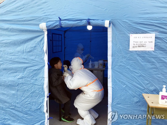 (베이징=연합뉴스) 중국 베이징시가 17일부터 2월 이후 해외 입국자 전원을 대상으로 신종 코로나바이러스 감염증(코로나19) 핵산 검사를 실시하고 있다. 사진은 베이징 차오양(朝陽)구 왕징 위생서비스센터에 설치된 검사소에서 검사 대상자가 검사받는 모습. 2020.3.17