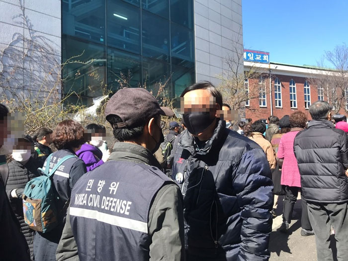 (서울=연합뉴스) 22일 오전 현장 예배를 강행한 서울 성북구 사랑제일교회 신도들이 현장점검을 나온 서울시·구청 직원들에게 항의하고 있다. 2020.3.22.