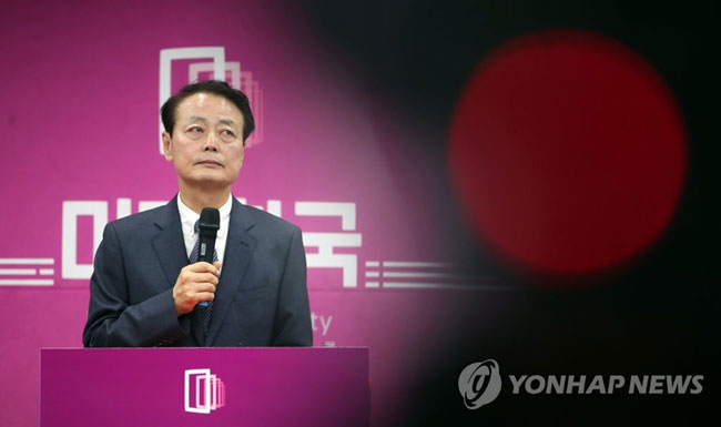 미래한국당 한선교 대표가 지난 19일 오후 서울 영등포구 여의도 미래한국당 당사에서 당대표직 사퇴 기자회견을 하고 있다. [연합뉴스 자료사진]