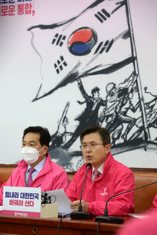 황교안(오른쪽) 미래통합당 대표가 23일 오전 국회에서 열린 중앙선거대책위원회 회의에서 모두발언을 하고 있다.