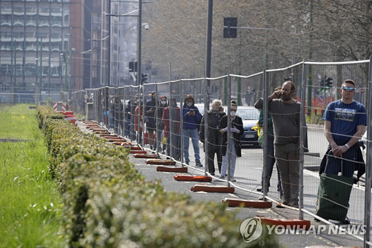 (밀라노 AP=연합뉴스) 20일(현지시간) 이탈리아 밀라노의 한 슈퍼마켓 앞에서 시민들이 신종 코로나바이러스 감염증(코로나19) 확산 방지를 위한 ‘사회적 거리두기’ 일환으로 일정한 간격을 두고 서서 입장을 기다리고 있다.