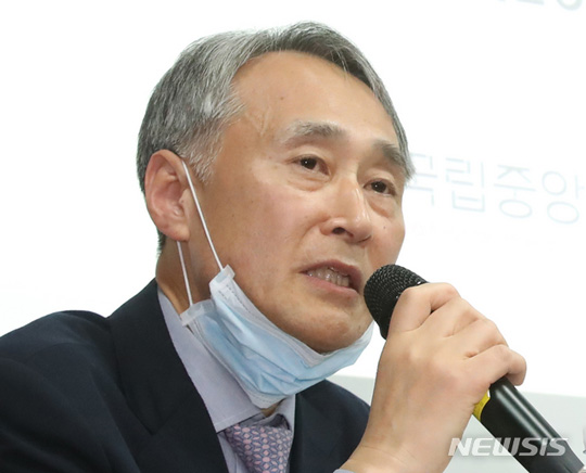 [서울=뉴시스] 26일 오후 서울 중구 국립중앙의료원에서 열린 신종 감염병(코로나 19) 중앙임상위원회 기자회견에서 오명돈 중앙임상위원회 위원장이 코로나 19 사망자의 임상개요, 사망원인, 사망률 등에 대한 중앙임상위의 입장 등을 밝히고 있다. 2020.02.26.