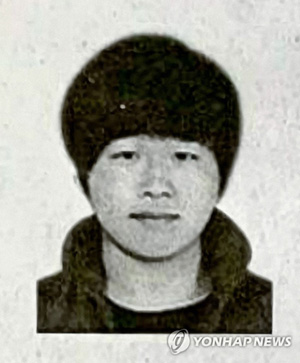 (서울=연합뉴스) = 여성을 협박해 성 착취 불법 촬영물을 제작하고 유포한 텔레그램 ‘박사방’ 운영자 조주빈의 신원이 23일 언론에 공개됐다. 사진은 이날 SBS에서 보도한 조주빈의 모습. 한편 서울지방경찰청은 24일 ‘신상정보 공개 심의위원회’를 열고 조씨의 신상공개 여부를 결정할 방침이다. 2020.3.23 [SBS뉴스 제공. 재판매 및 DB 금지]