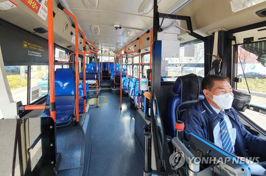 (대구=연합뉴스) 23일 오후 신종 코로나바이러스 감염증(코로나19) 확산 여파로 대구 300번 시내버스가 승객 없이 운행하고 있다. 2020.3.23